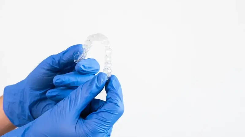 Invisalign czy zwykły aparat?